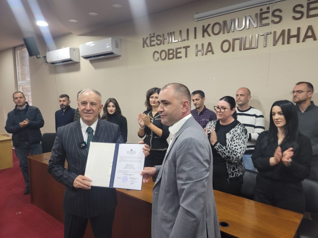 Ќура седна во градоначалничката фотелја