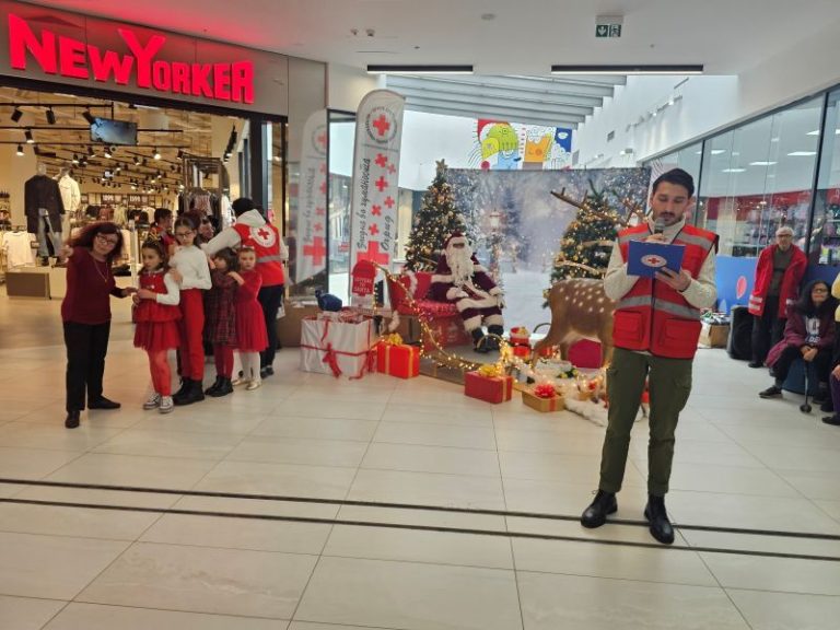 Волшебната елка израдува многу дечиња