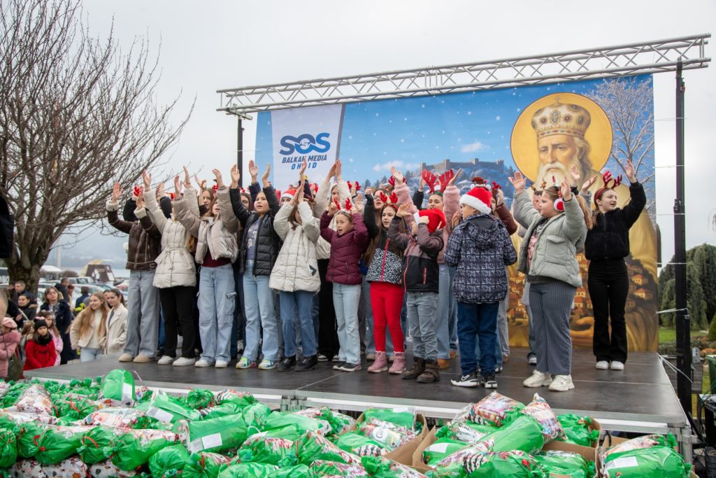 Поделени новогодишни пакетчиња на најмладите