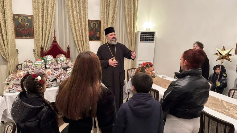 Дечињата од бадниковата поворка во посета кај Митрополитот дебарско-кичевски г. Георгиј
