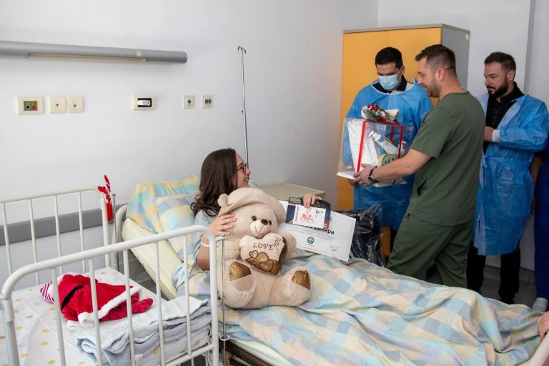 Градоначалникот ги даруваше првородените бебиња