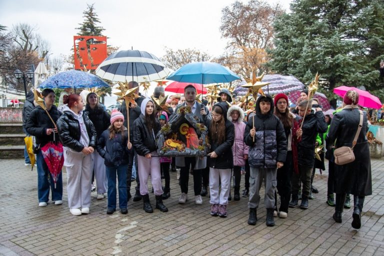 Коледарчињата со Бадникова поворка го најавија Христовото раѓање
