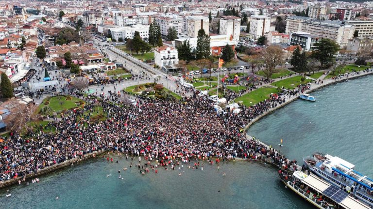 Охрид подготвен за Водици, температурата на водата 8 степени