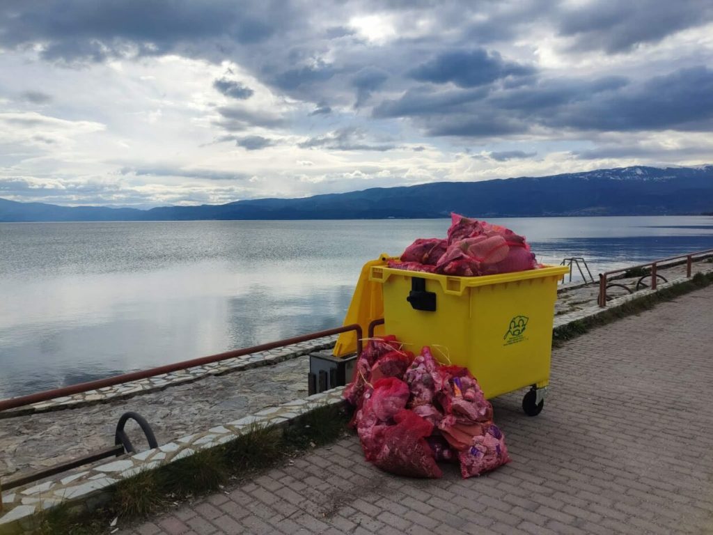 Еколошка акција кај Оровник: Oд плажата „Дебрца“ отстранети над 12 кубни метри отпад