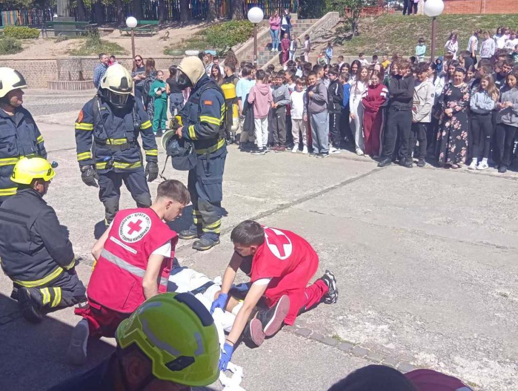 Показна вежба за евакуација и спасување во ОУ „Св. Климент Охридски“ во Охрид