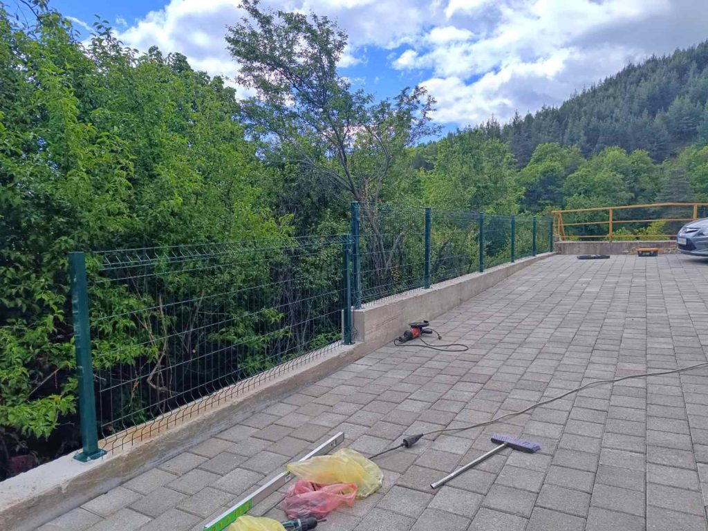 Партерно се уредува дворот на детската градинка во Вевчани