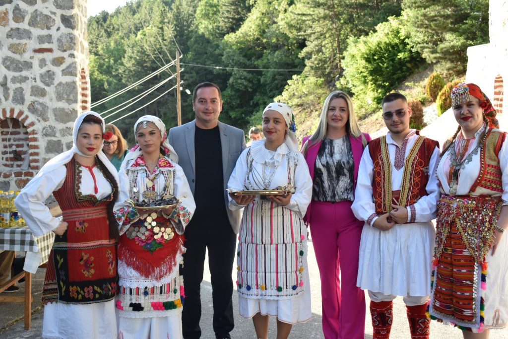 Во Оровник промовирани филмот „Приказна за една охридска свадба“
