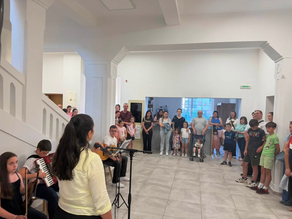 Изложбата на детските ликовни творби во Вевчани отворена за посетители до 6 август