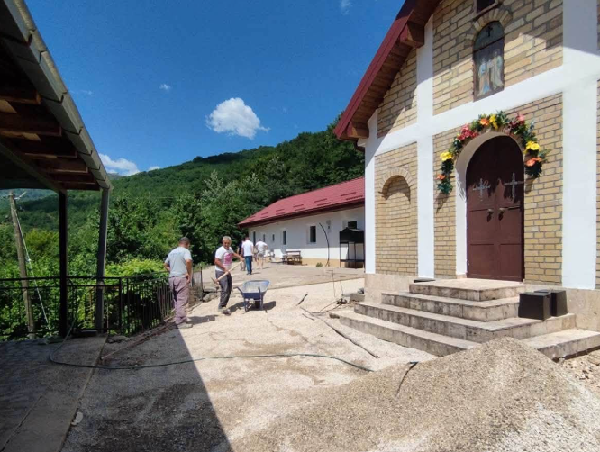 Општина Дебрца го обновува дворот на црквата „Св. Петар и Павле“
