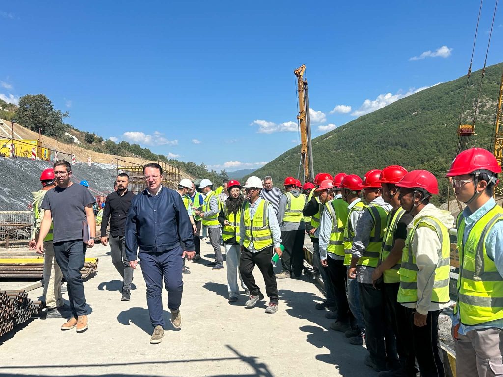 За прв пат нова технологија: Бетонски столбови длабоки до 28 метри за стабилизација на автопатот Охрид Кичево