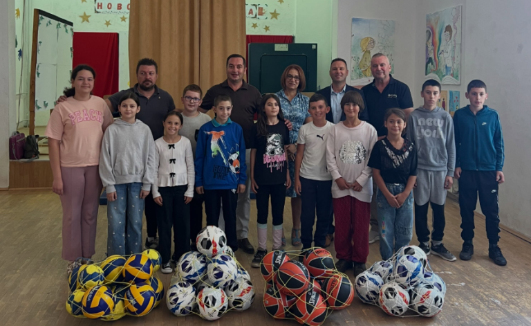 Спортска донација за учениците во Дебрца, најавена и нова фитнес-сала